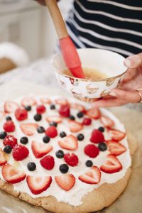 topping fruit pizza